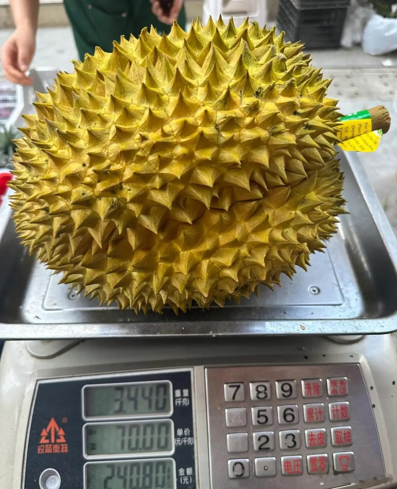 男人到水果店去买榴莲，老板说162元。男人就说160元吧，结果老板说了一句，净贪