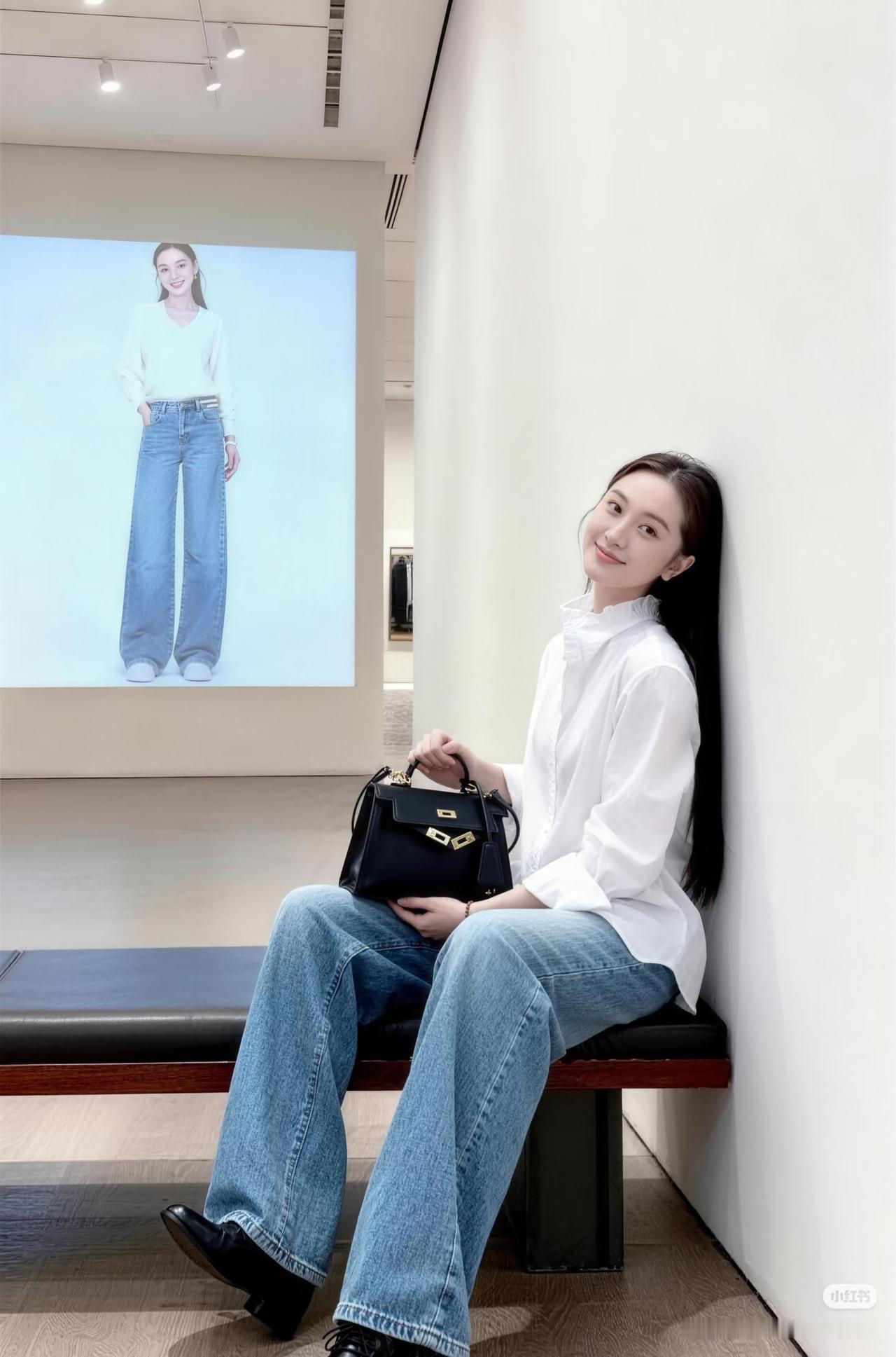 青衫白裤，手提包中藏雅趣。