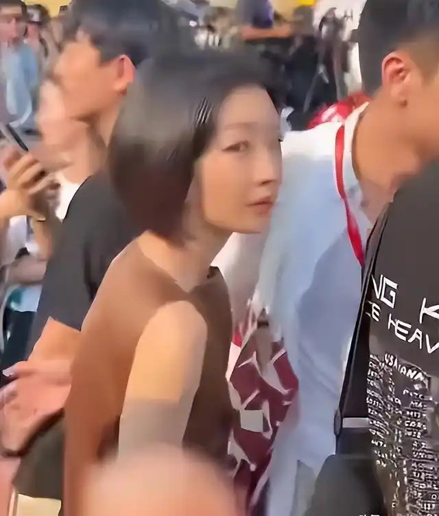 周冬雨阿那亚生图被嘲奶奶头小腹凸，转头沙滩演话剧，图啥