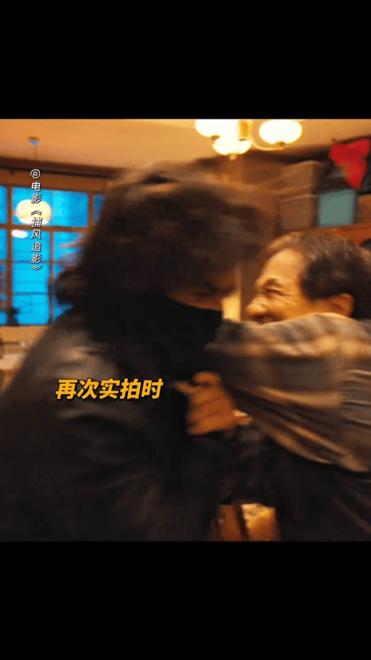 成龙教此沙拍打戏要放松此沙打戏蜕变记！在成龙大哥引导下逐渐找到状态，从拘谨到收