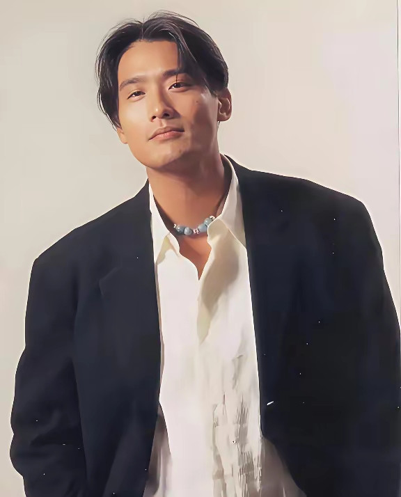 周润发有回开玩笑说：&34;梁家辉不是香港人，他是北京人。&34;发哥这话是调侃，但细想想，还真没说