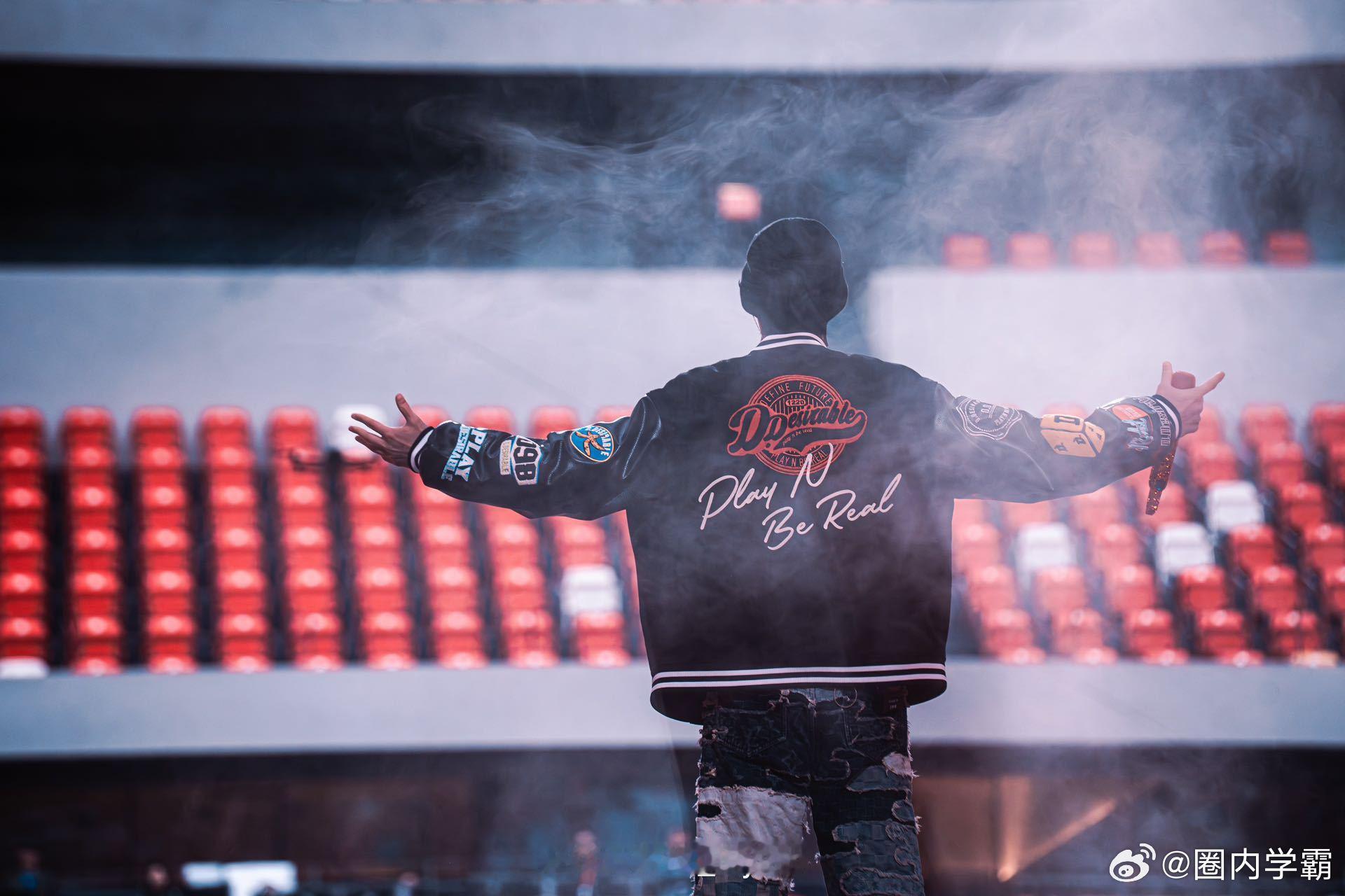 王鹤棣的屁股得恐高吧的《优雅》舞台表演，真的是让人眼前一亮！他的每个动作都非常