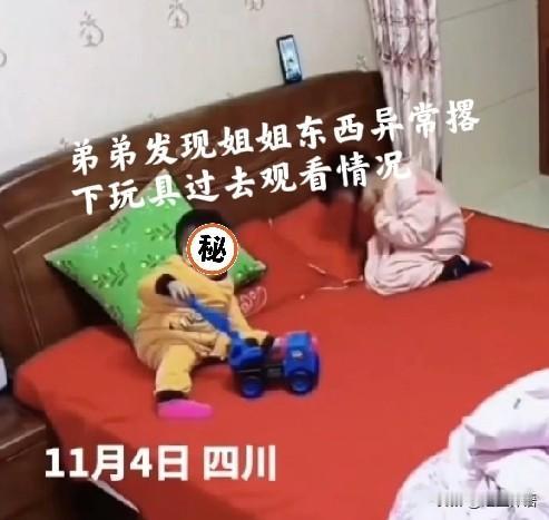 11月7日报道万万没想到，四川，姐姐和两岁的弟弟在床上玩耍，期间姐姐就边吃桂圆边