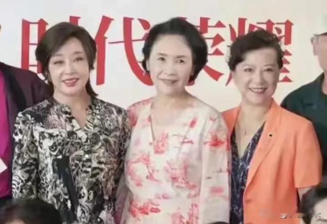 74岁刘晓庆与75岁王馥荔同台，自然衰老与医美抗衰，差异明显！[灵光