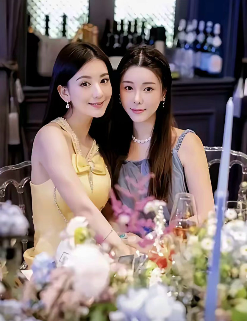 方媛和蔡天凤同样是娇小玲珑型美女。蔡天凤的身高比方媛还要矮一点，柔弱的眼神没有丝毫防御性；方媛的鼻子