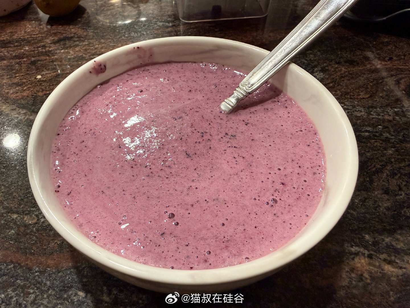 伊宝妈好奇吃了一口，然后表情复杂地走了这里面有350卡热量，40克蛋白质，50克