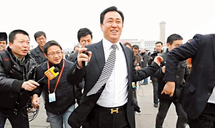 许家印一审被判无期许家印曾是风光无限的中国首富，出场标配醒目的爱马仕皮带，站在财