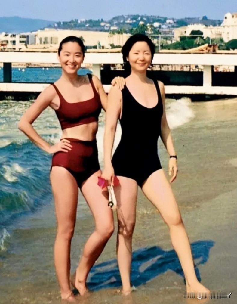 这是林青霞与邓丽君去法国度假在南部沙滩上的一张珍贵合影，拍摄于1990年。林青霞
