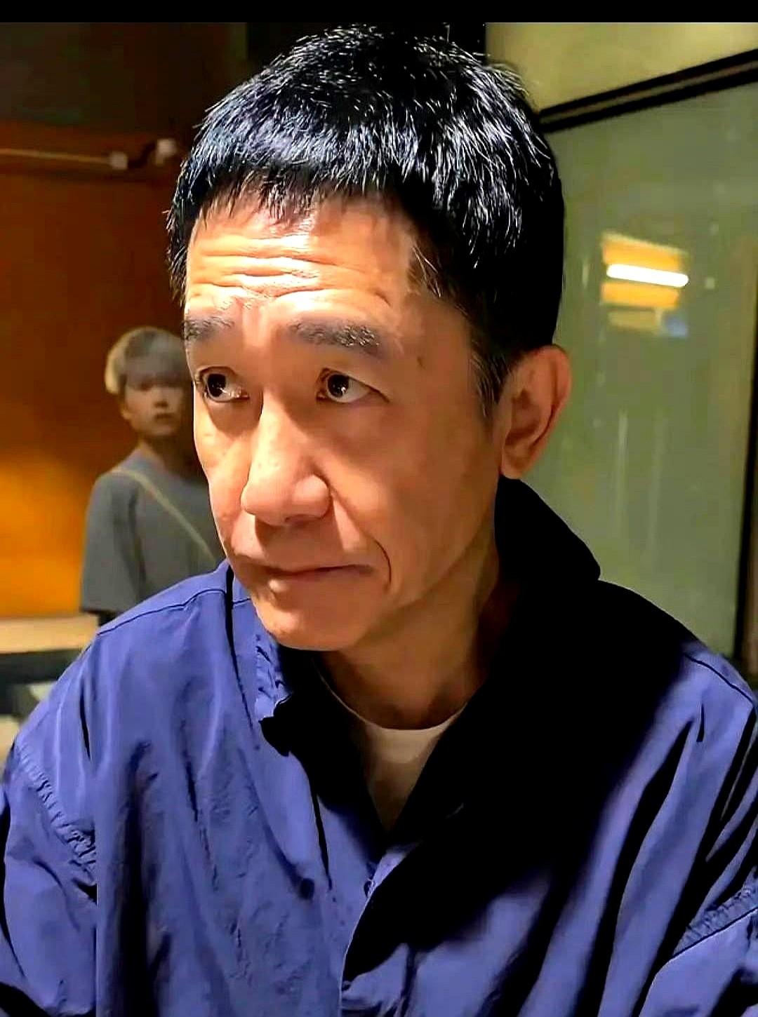 63岁，本该抱孙子享清福，他却一头扎进横店，演起了“董事长爹”。年轻时在剧组