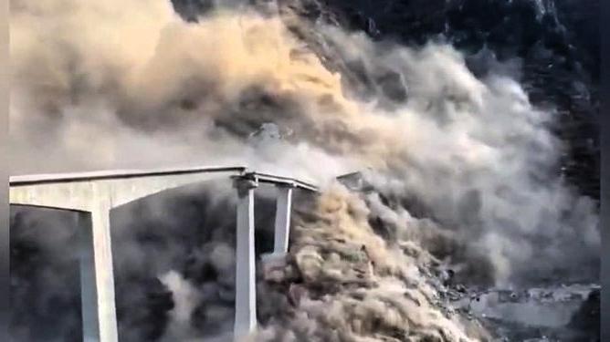 谁能想到，一座投入使用仅十个月的特大桥，竟会在山体滑坡中轰然垮塌！更令人震撼