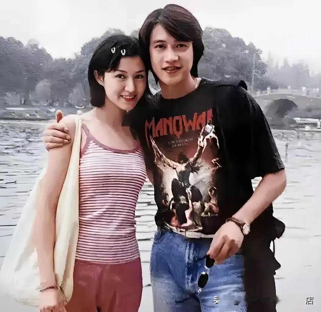 看到19岁的陆毅与19岁的鲍蕾合照，画面青春无敌，当时的陆毅都那么时尚洋气了吗？