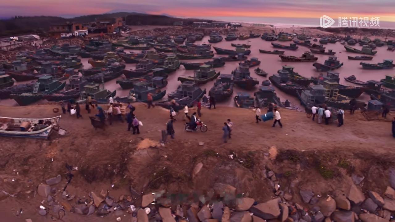 小城大事因为谁都不知道台风什么时候登录，省城里头早就已经通知了，而这些渔船都到了