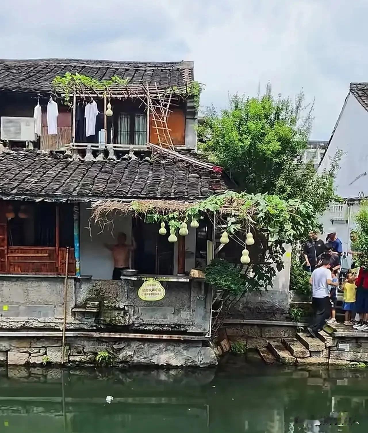 葫芦爷爷把葫芦摘了，绍兴文旅估计很后悔，后悔没有做好这件事。七个葫芦一夜