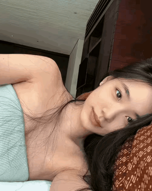 15岁拍这视频要传达什么意思呢，正常父母能干这种事😖小S的二女儿裹件