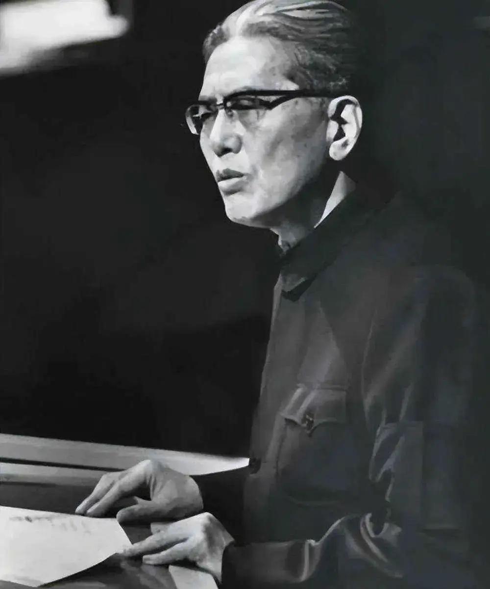 1985年，乔冠华归葬故乡盐城遭到拒绝，妻子章含之无奈之下找到一个人帮忙，此人在