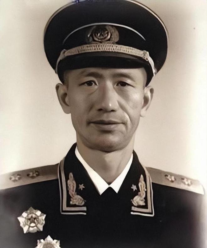 1933年红九军军长朝周希汉连开5枪，子弹擦头而过，他为何纹丝不动1933