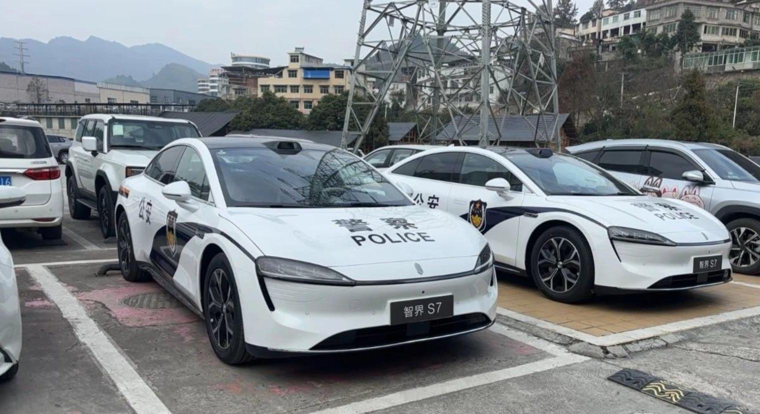 确认了，这是我得不到的特别版智界，看样子还都是新款的，不得不说R7改了这个大灯之