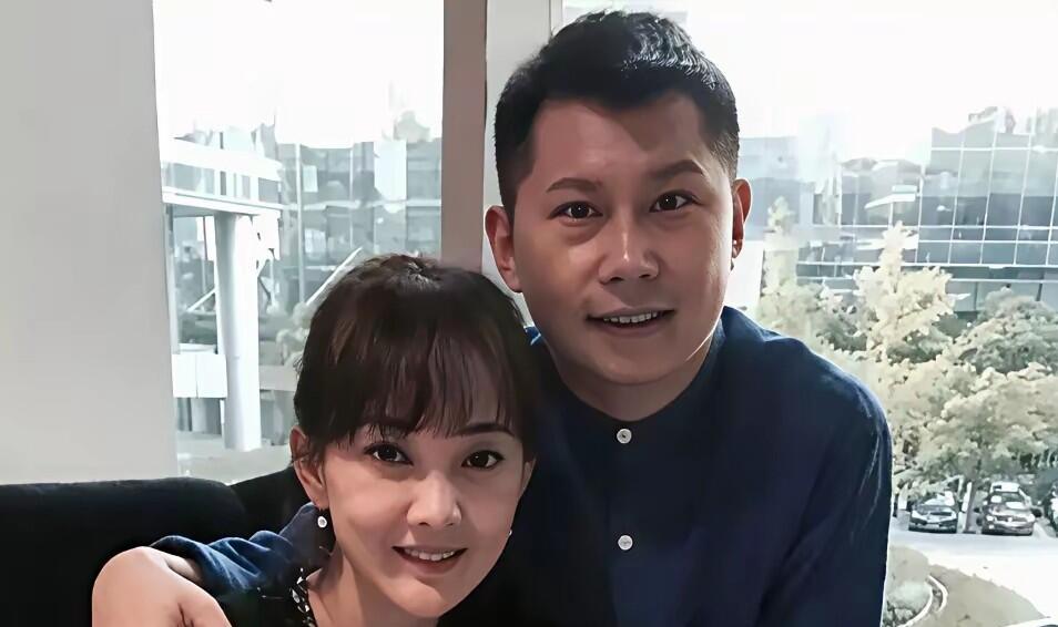 左边的女演员我认识，她是古典美女牛莉，长相大气，五官立体，一看就是美人胚子。
