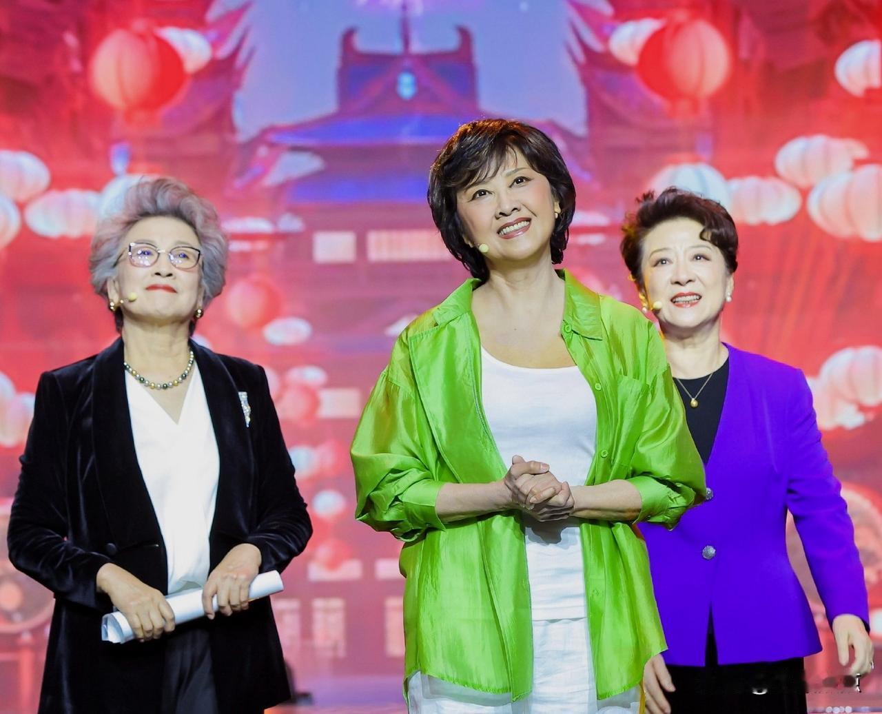 三位八十年代的当红明星，如今都年逾七旬了，你看得出来么？宋春丽一头灰发，最为本