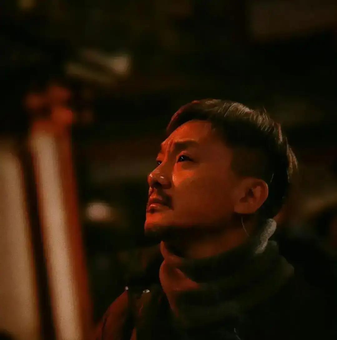 推掉三部偶像剧片约时，圈内都说他疯了。杨洋在横店太极殿的台阶上，每天练四小