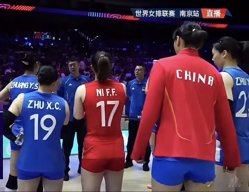 赵勇罕见骂队员！第二局中局被捷克女排吊死了好多球，12-16落后，赵勇直接发火，