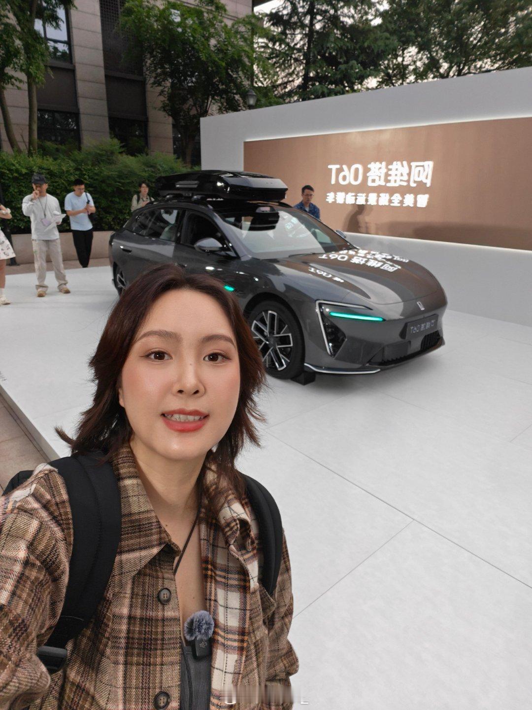 帮你们看看运动型轿车阿维塔06T猎装的feel有了带上车顶行李架户外感很强大歌