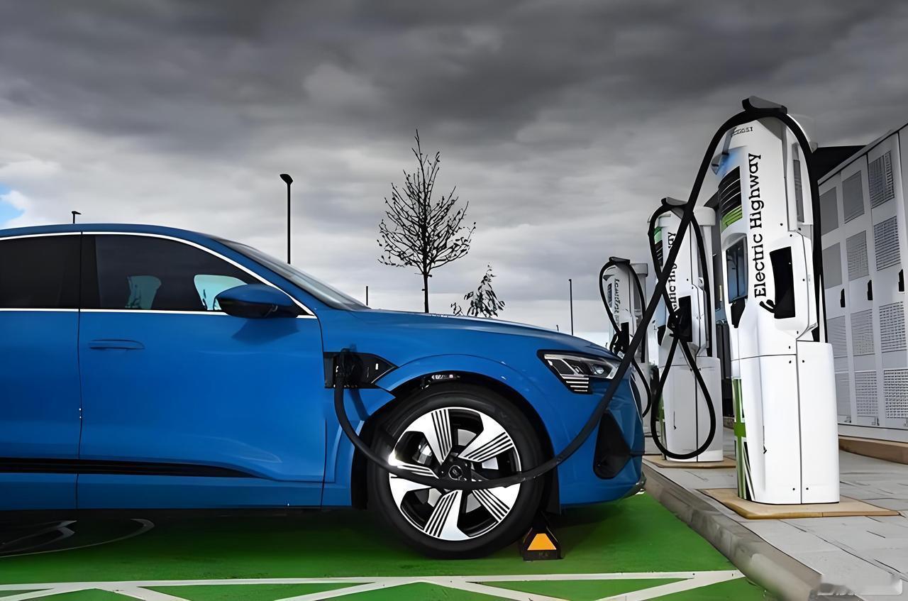 很多人不理解，比亚迪为什么不出纯电续航300公里的插混车？其实，100公里电池大