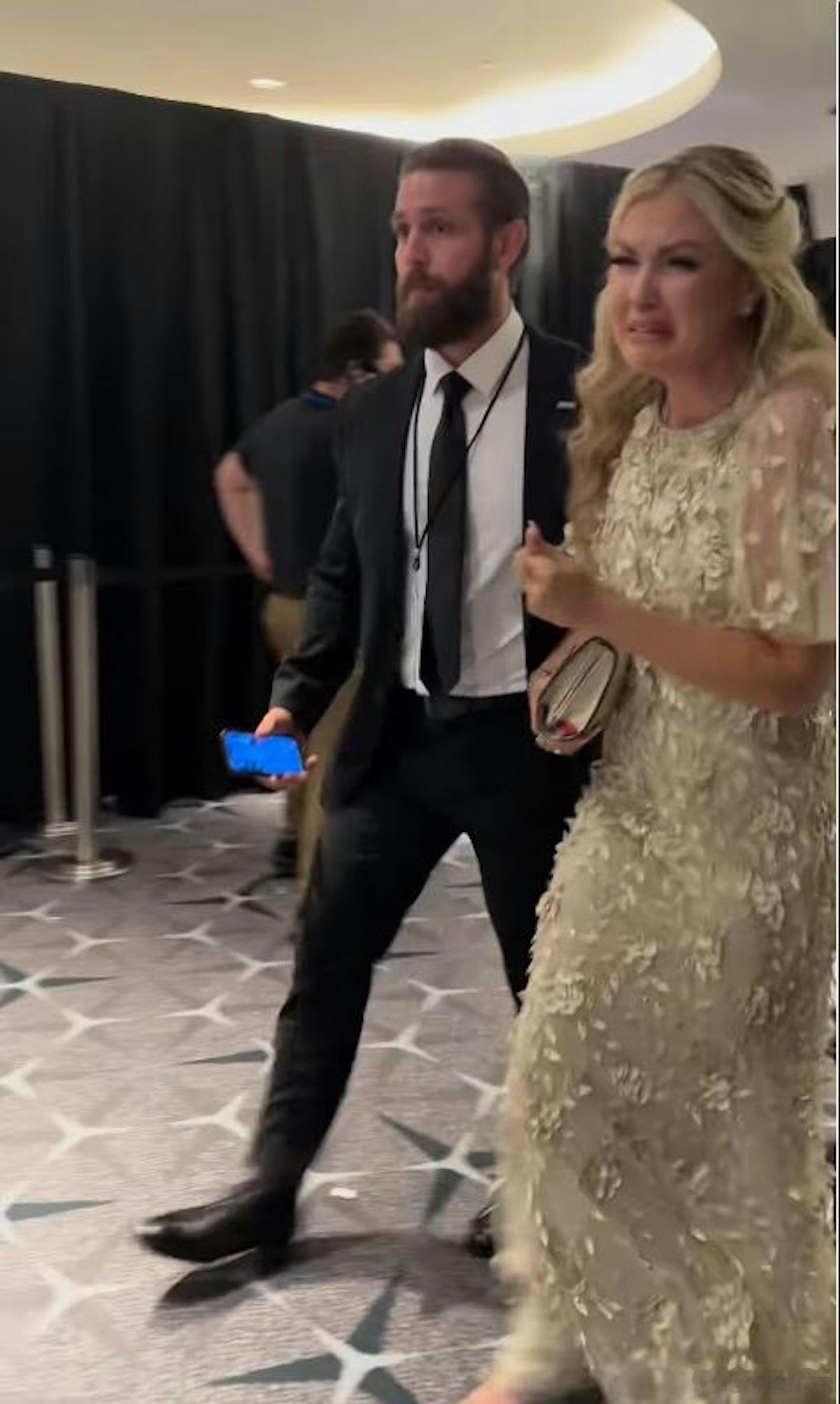 白宫晚宴枪击事件，柯克遗孀崩溃痛哭称“只想回家”《纽约邮报》引述目击者描述，现场