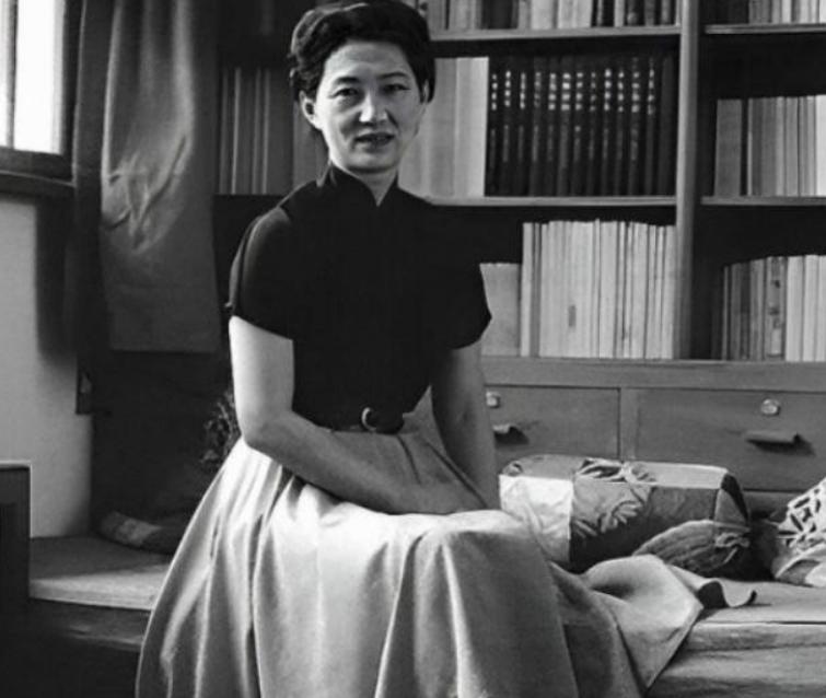 2001年夏威夷的傍晚，太平洋的晚霞把海面染成琥珀色。张学良坐在海边公寓的藤椅