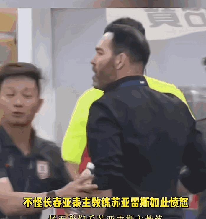 亚泰申花，这样的边路突破已经甩开防守人的情况下，被侵人犯规，难道不是黄牌动作吗？