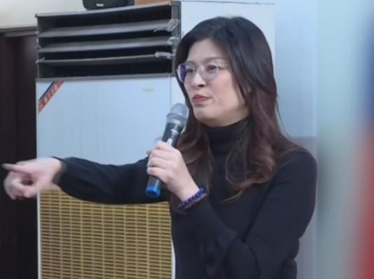 蓝营八大巨头接力出招，轮番上阵也拦不住赖清德？绿营出身的郑丽文反成头号克星，单挑