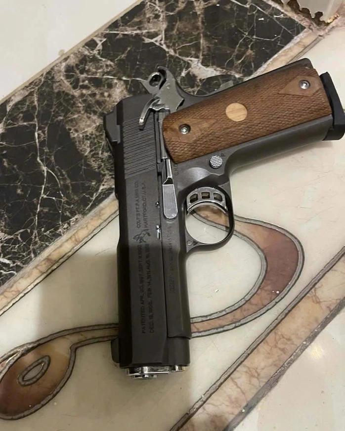 越南永隆警方从毒贩子手里缴获的气手枪和毒品