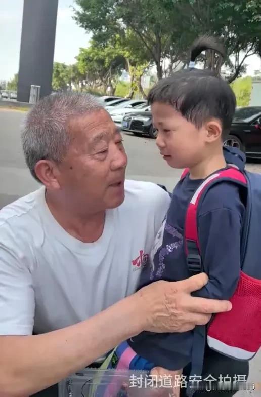5岁的小天赐还是被无奈孤独！当年67岁坚持生下孩子，如今既要照顾瘫痪的妻子，又要