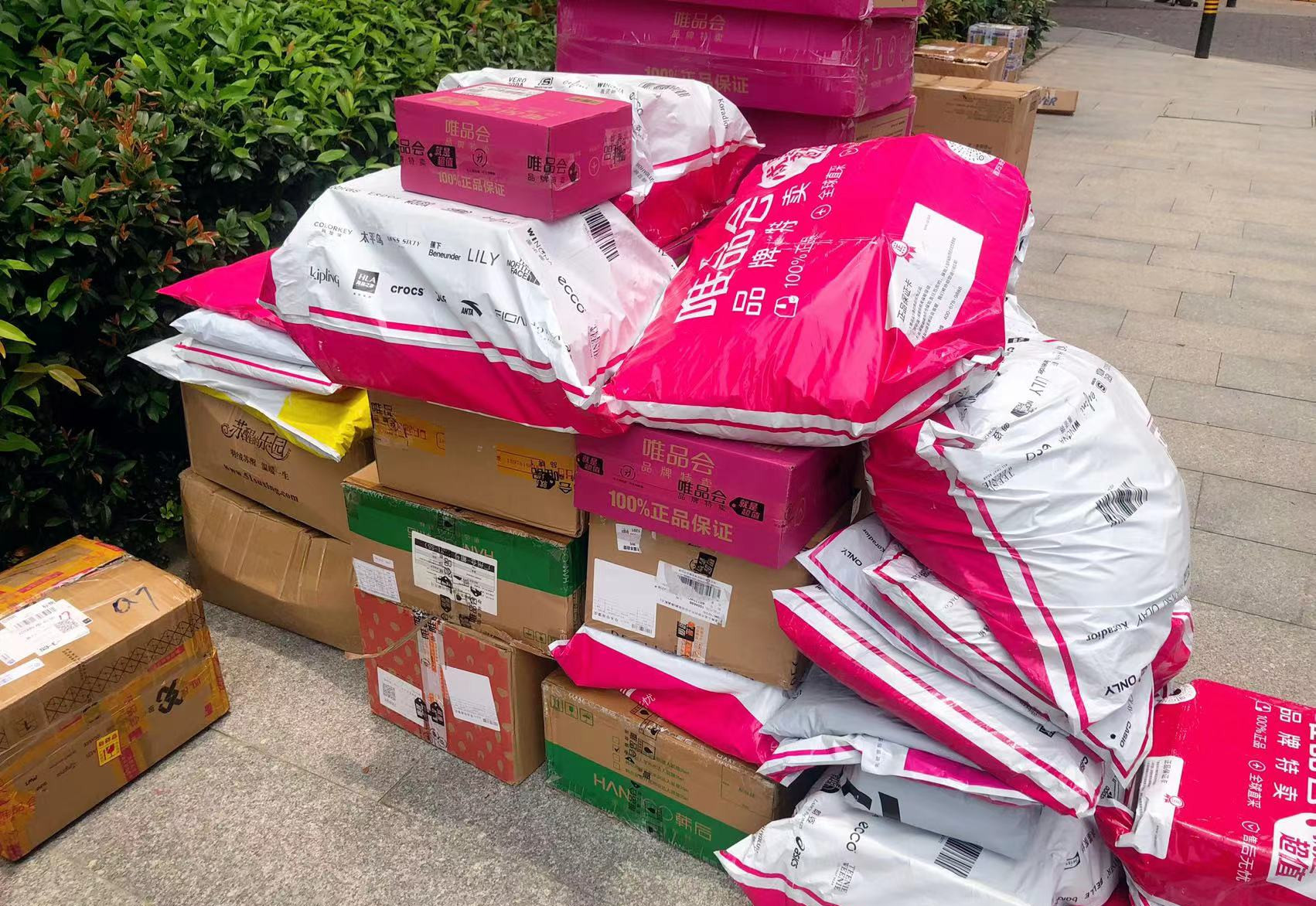 00后买衣服开始“揉搓面料”看参数了？这太匪夷所思了！最近被一个现象震撼到了，