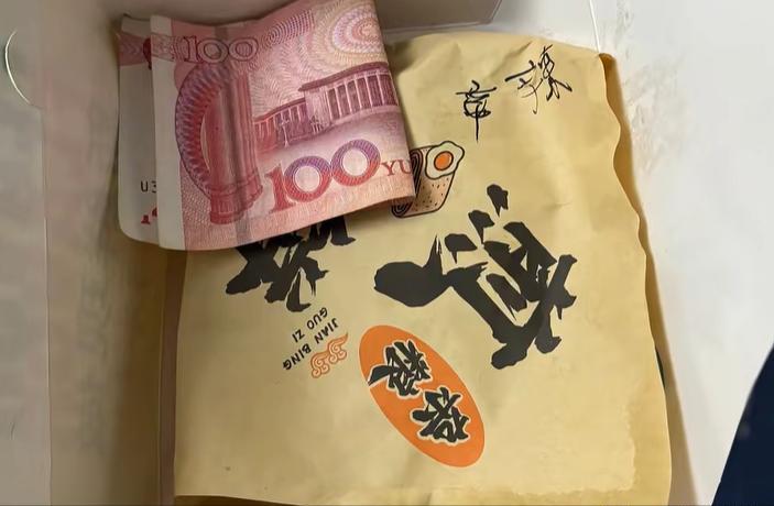 爸爸点外卖备注“孩子化疗，煎饼一半不辣一半微辣”，安徽一早餐店老板看到后放入一张