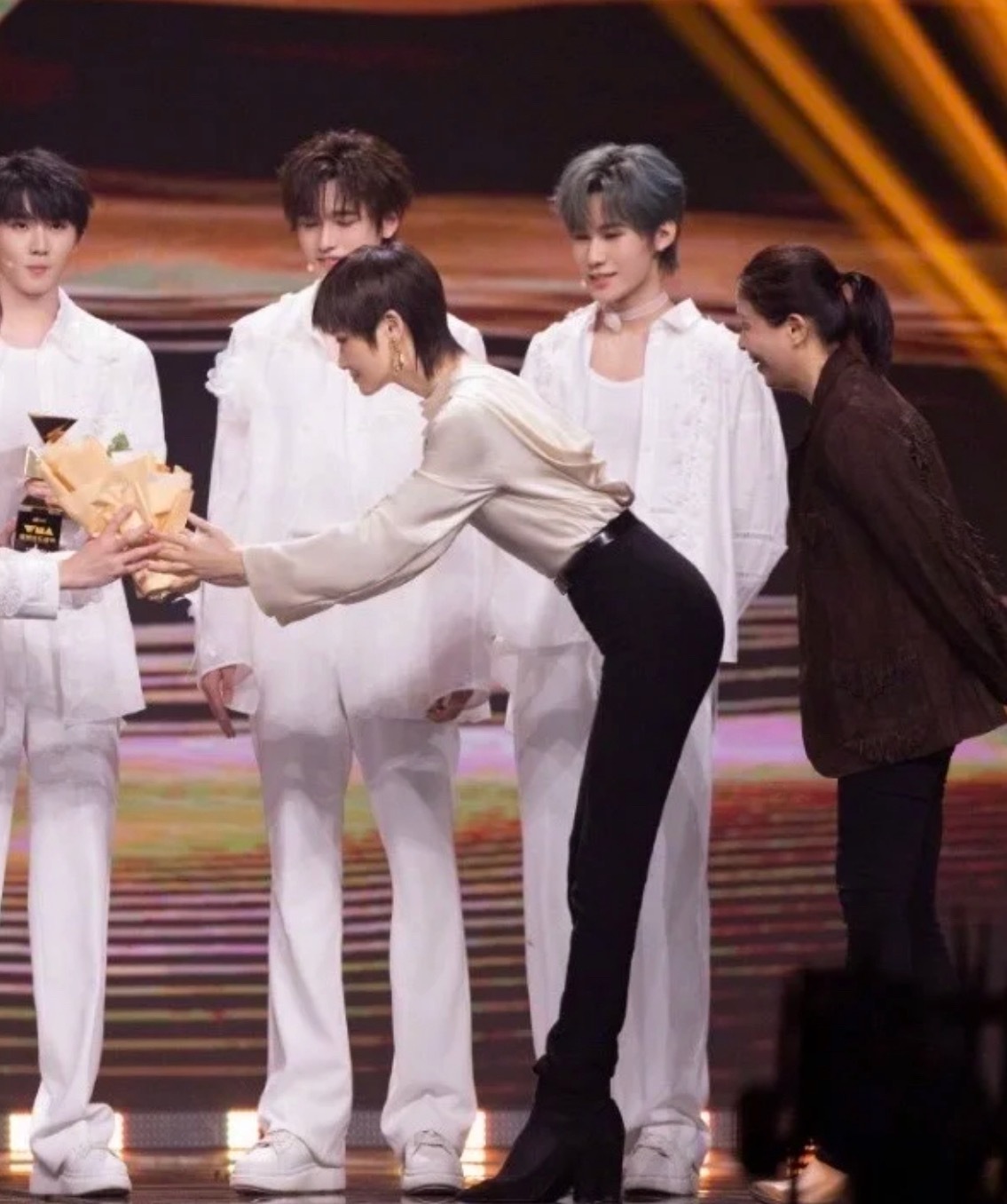 腿比我命都长谁懂李宇春腿给我的视觉冲击有多强嘛​​​