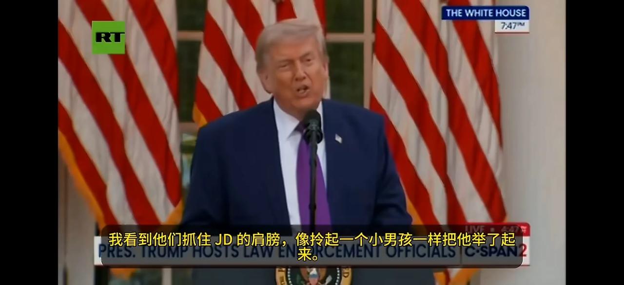 懂王是很记仇的。在之前的白宫记者协会晚宴上，特勤局人员先从椅子上拽走了副总统万斯