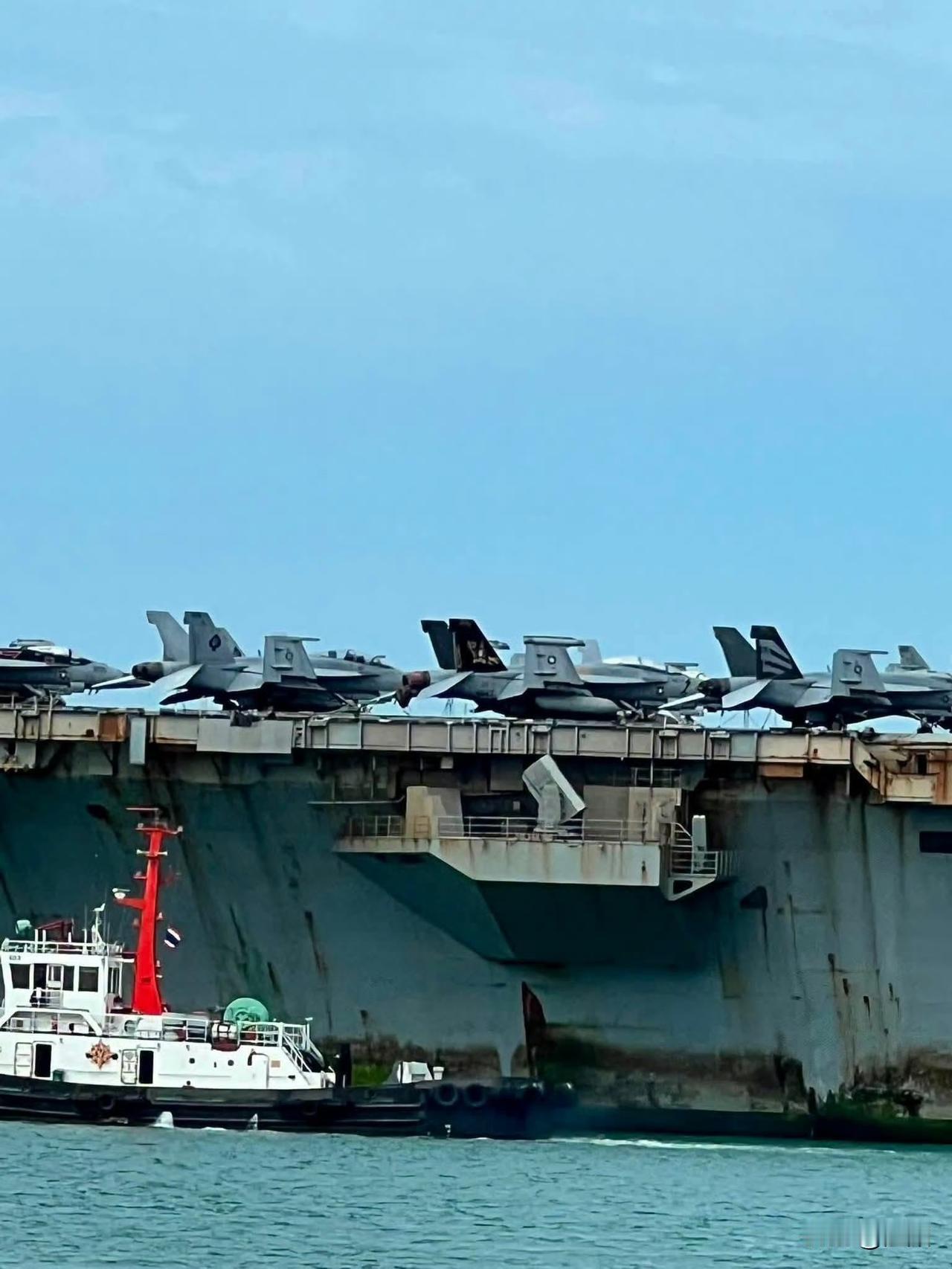 在中东部署200多天，造的不成样子的林肯号航母(CVN-72)抵达泰国林查班——