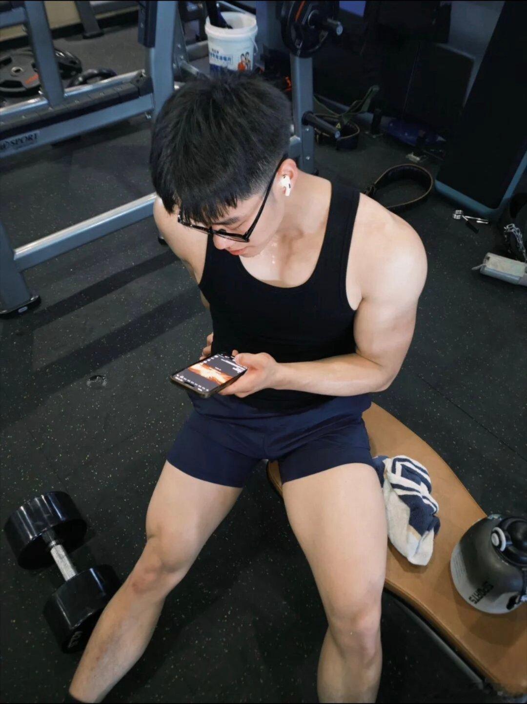 健身的肌肉男谁不心动呢体育生​​​