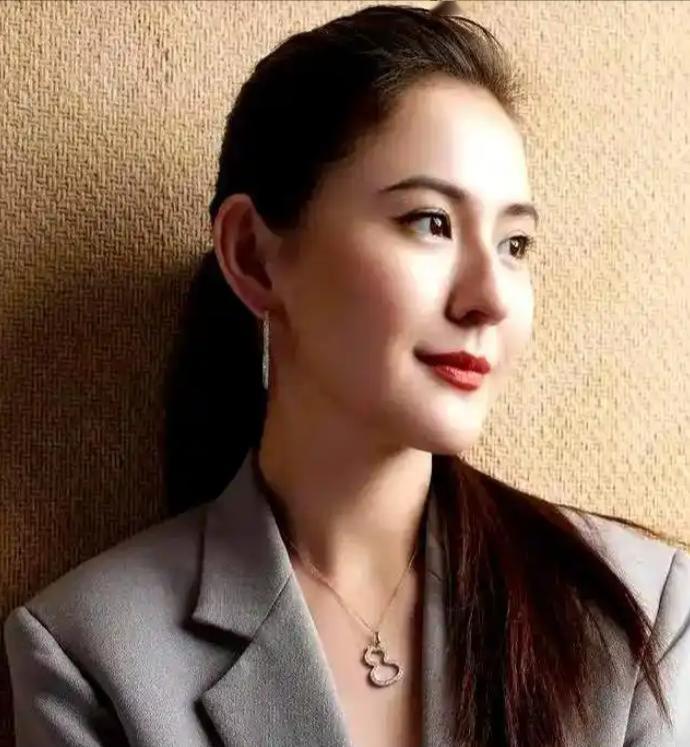 39岁热依扎暂别演艺圈，尽管事业处于巅峰期，她仍选择暂时放下工作，回归家庭，只是