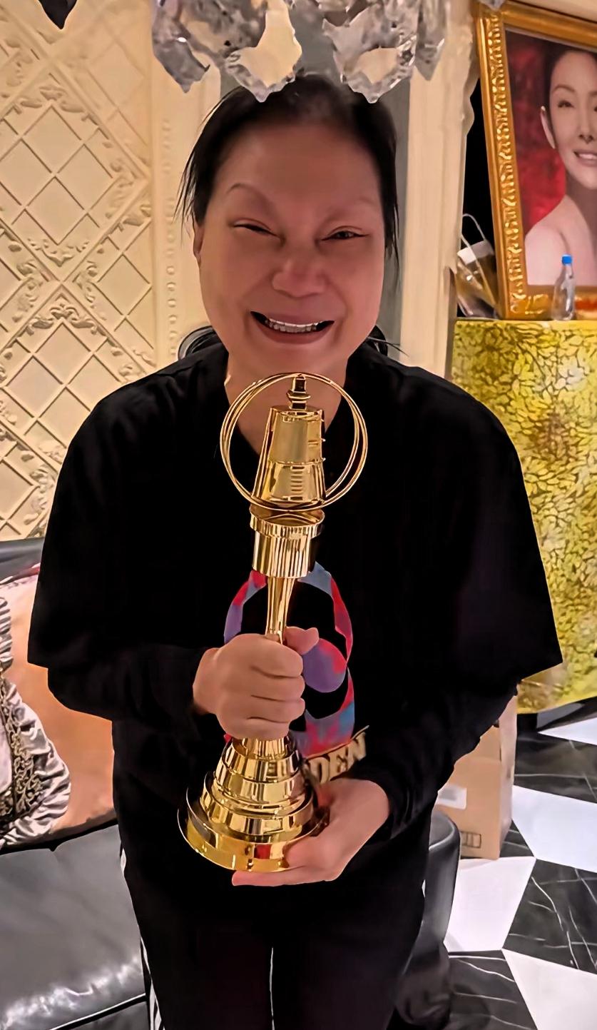 S家的近况：金钟奖杯后的阴影，老母亲的伤与痛小S得了金钟奖，最佳主持人奖，她把