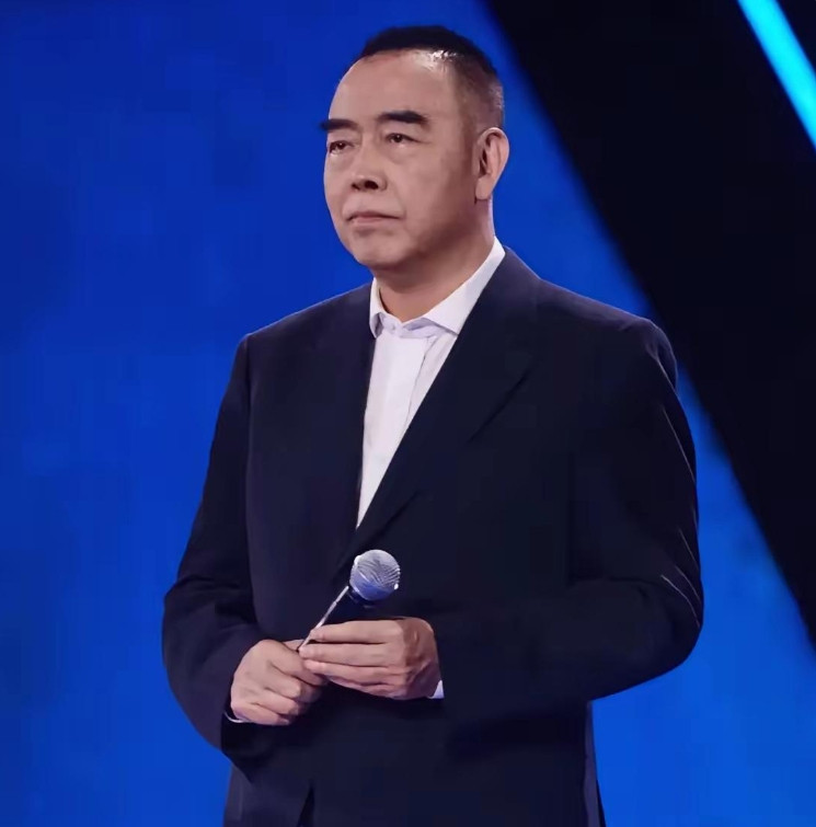 《演员请就位》中，陈凯歌对多名学员的表演进行点评。陈凯歌说：“表演得太假了，全是