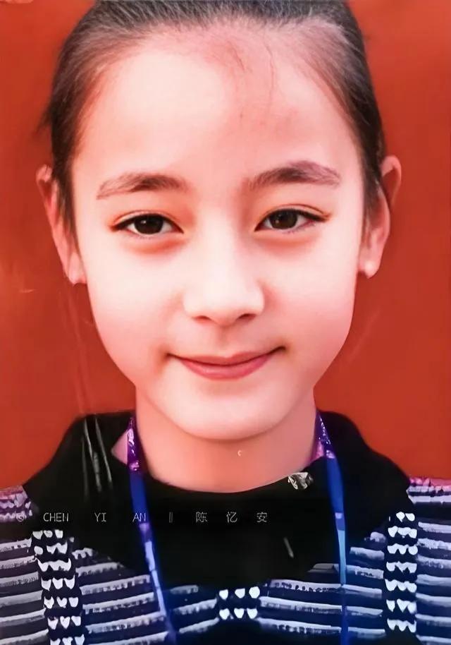 迪丽热巴小时候的照片和现在差别挺大，难道是整容了？童年时期的热巴深邃的大眼睛、