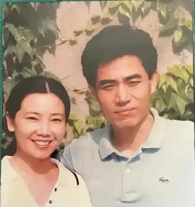 罗晋升了，唐嫣拿了一条热搜，两个名字。罗晋成了国家话剧院副团长，唐嫣捧回金