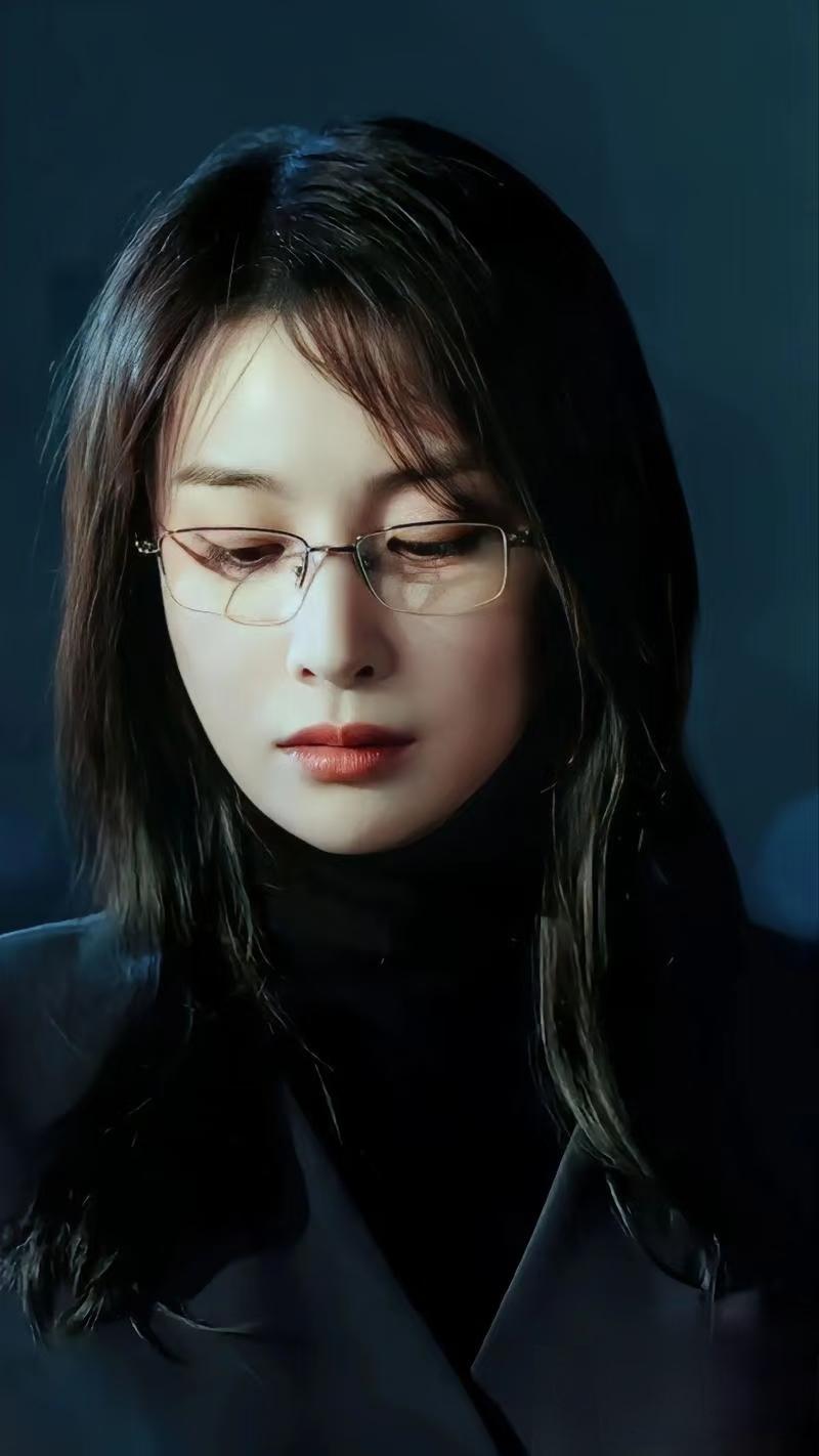 美女戴眼镜，谁也挡不住，一副眼镜，真的戴出了万种风情……