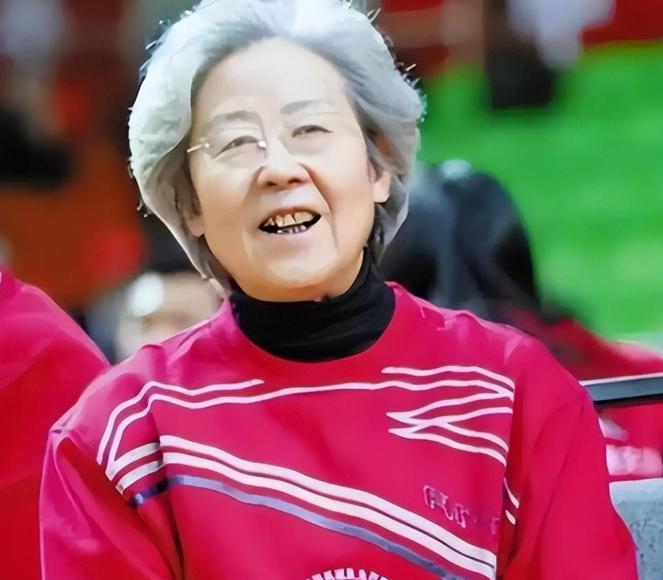 她当过乒协主席，一婚嫁给演员，二婚嫁给外交官，人生几度风光，晚年却远赴俄罗斯街头
