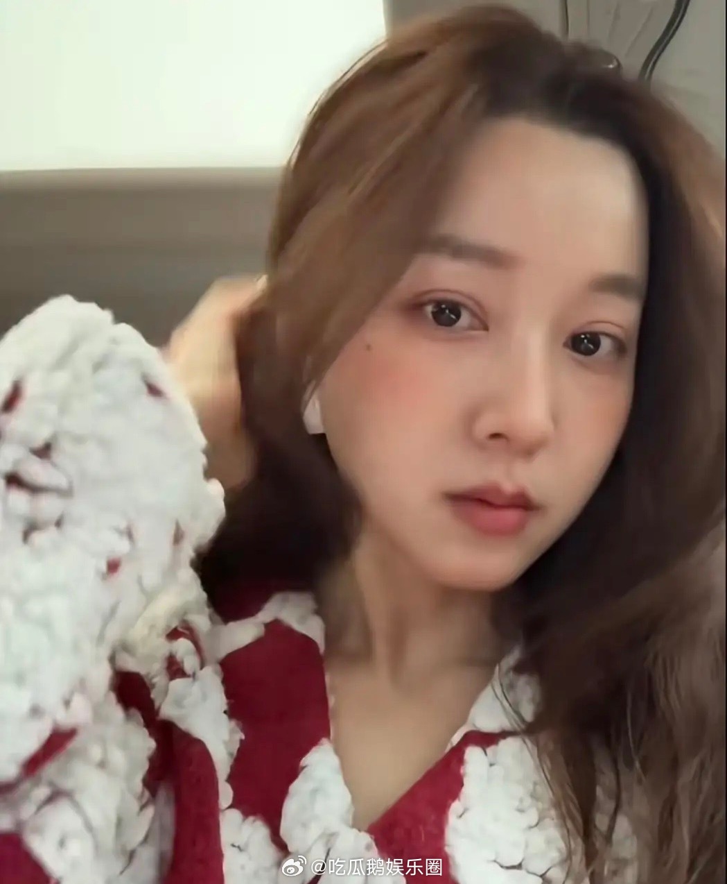 马龙老婆清明假期带娃去海南旅游，34岁夏露晒游客照，她自己搭配衣服，吊带裙里加牛