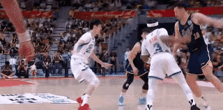 广东队主场逆转险胜宁波队，最后24秒出现两个颇有争议的球，全都与徐杰有关。第一