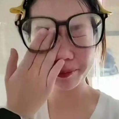 “鳄鱼的眼泪？”那个指控小男孩摸自己的女子，又在网上发视频了。这次不扯着嗓子喊了