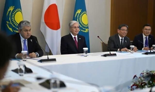 日本这回彻底傻眼了！兴冲冲拉着中亚五国开会，刚签完稀土大单，才发现东西根本运不出